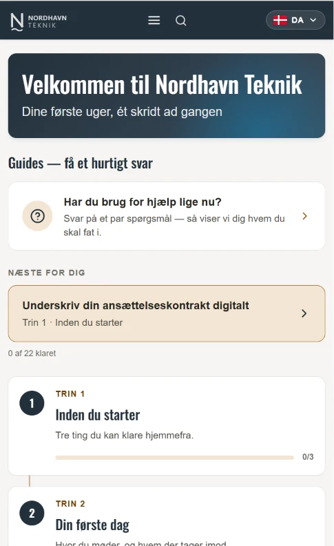 Onboarding Studio på en telefon: en velkomstskaerm med guides, det næste man skal — underskriv ansættelseskontrakten — og forløbet delt i trin, 0 af 22 klaret.
